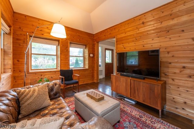 82 Oakland Rd, Maplewood Twp., NJ 07040