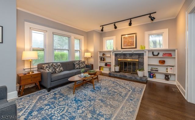 82 Oakland Rd, Maplewood Twp., NJ 07040