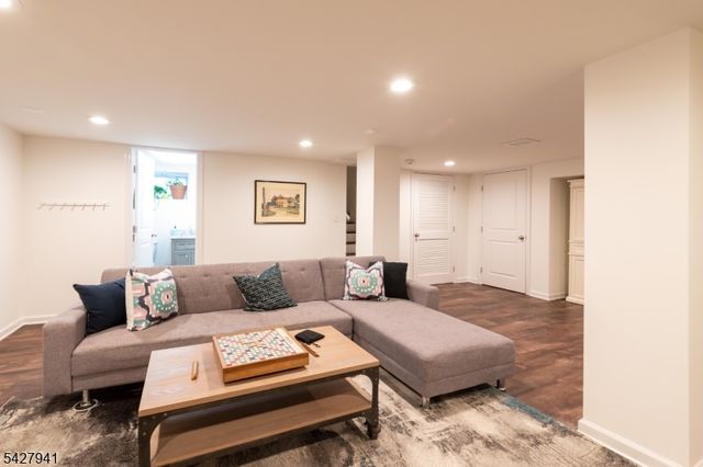 82 Oakland Rd, Maplewood Twp., NJ 07040