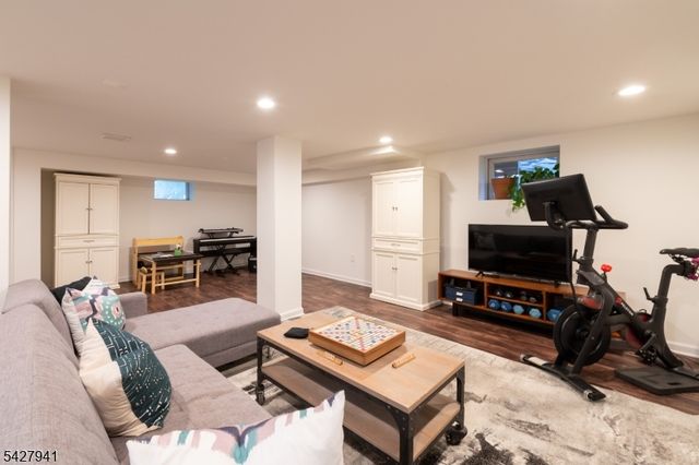 82 Oakland Rd, Maplewood Twp., NJ 07040