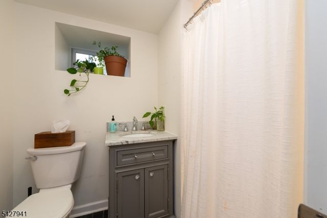 82 Oakland Rd, Maplewood Twp., NJ 07040