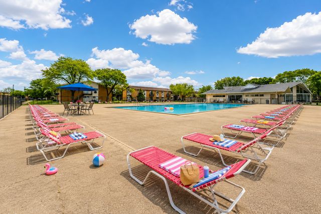 8856 Northshore Drive 201A, Des Plaines, IL 60016