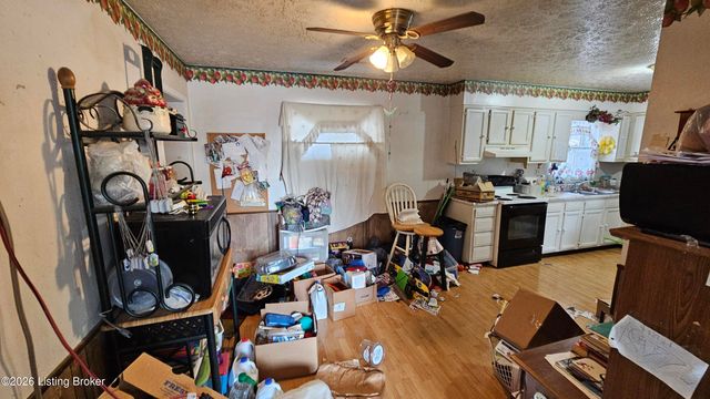 1004 Summitt Dr, Louisville, KY 40229