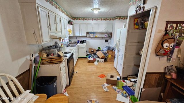 1004 Summitt Dr, Louisville, KY 40229