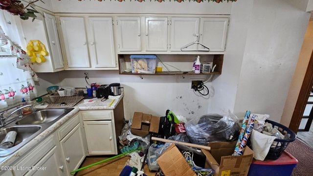 1004 Summitt Dr, Louisville, KY 40229