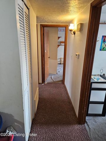 1004 Summitt Dr, Louisville, KY 40229