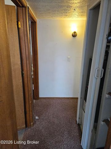 1004 Summitt Dr, Louisville, KY 40229