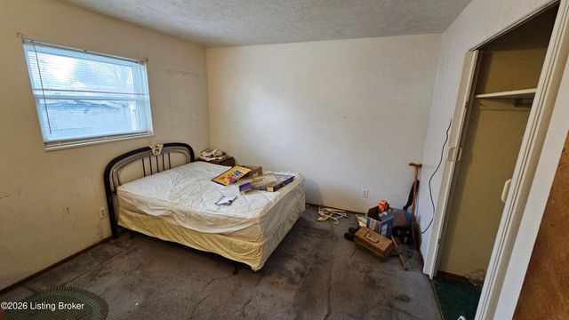 1004 Summitt Dr, Louisville, KY 40229