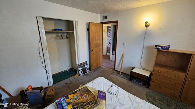 1004 Summitt Dr, Louisville, KY 40229