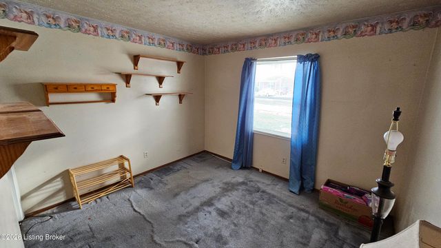 1004 Summitt Dr, Louisville, KY 40229