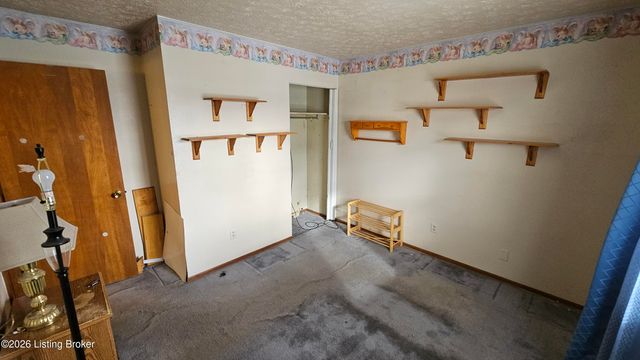 1004 Summitt Dr, Louisville, KY 40229