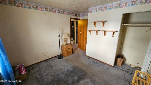 1004 Summitt Dr, Louisville, KY 40229