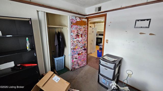 1004 Summitt Dr, Louisville, KY 40229