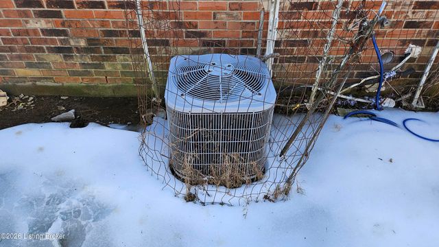 1004 Summitt Dr, Louisville, KY 40229