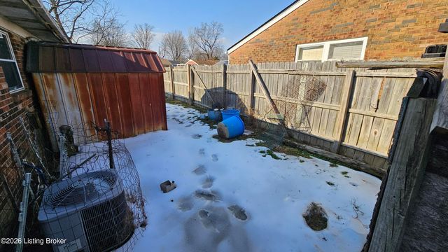 1004 Summitt Dr, Louisville, KY 40229