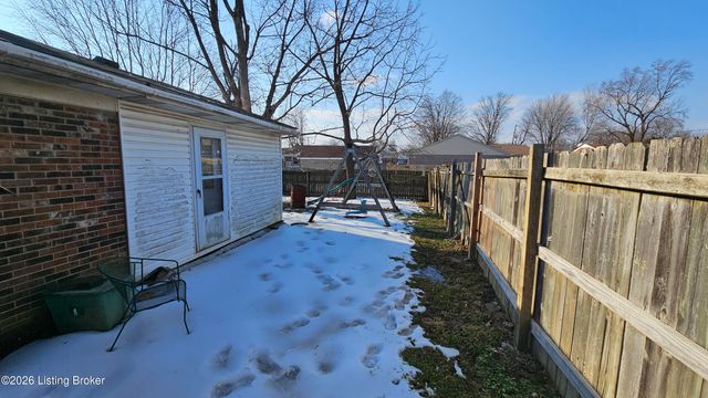 1004 Summitt Dr, Louisville, KY 40229