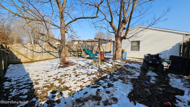 1004 Summitt Dr, Louisville, KY 40229