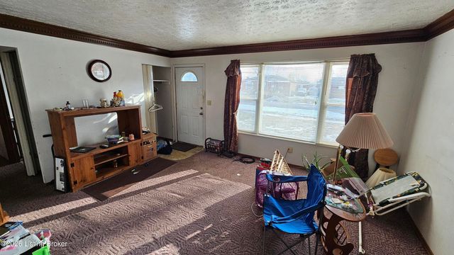 1004 Summitt Dr, Louisville, KY 40229