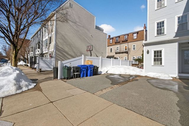 170 W 3rd St 1, Boston, MA 02127