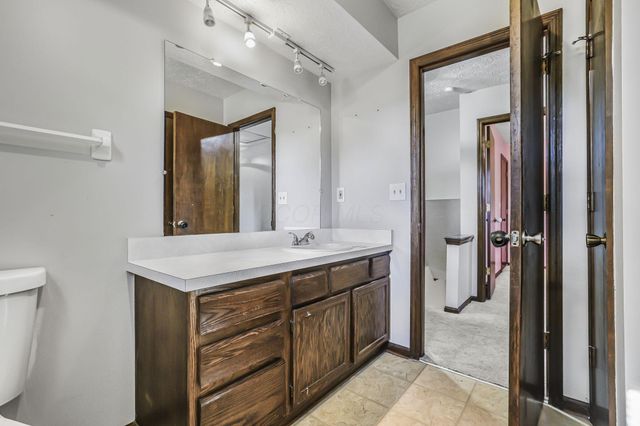 7898 Sarahurst Drive, Dublin, OH 43016