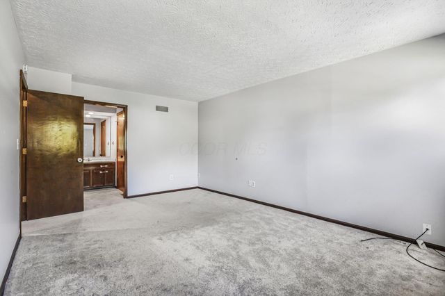 7898 Sarahurst Drive, Dublin, OH 43016