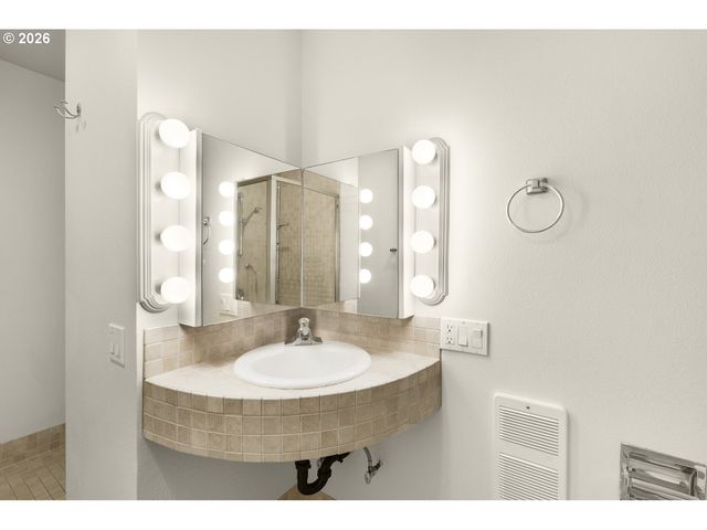 4460 Sw SCHOLLS FERRY Rd 3, Portland, OR 97225