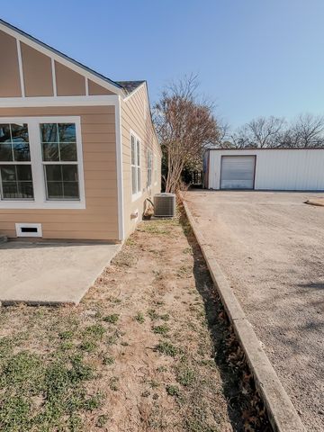 2306 Austin Avenue, Brownwood, TX 76801