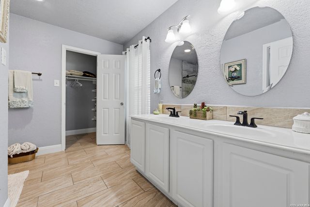 5335 Mountain Vista Dr, San Antonio, TX 78247