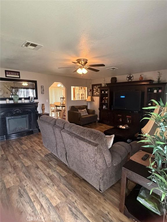 Image 18 of property listing at 5109 Center, Modesto, CA 95357