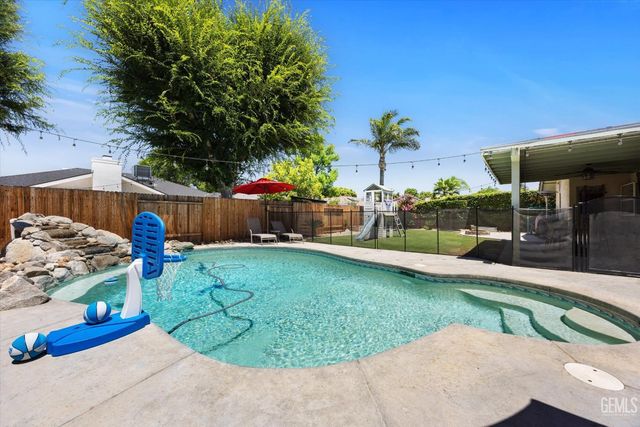 11016 Martingale Drive, Bakersfield, CA 93312