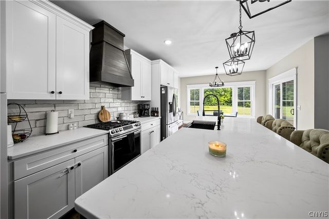 4534 Hollyshire, Clay, NY 13041