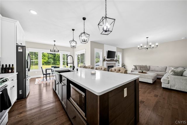 4534 Hollyshire, Clay, NY 13041