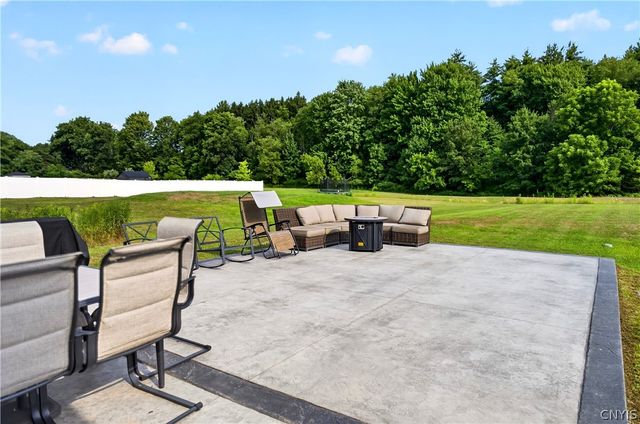 4534 Hollyshire, Clay, NY 13041