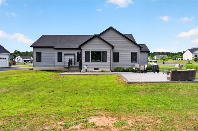 4534 Hollyshire, Clay, NY 13041