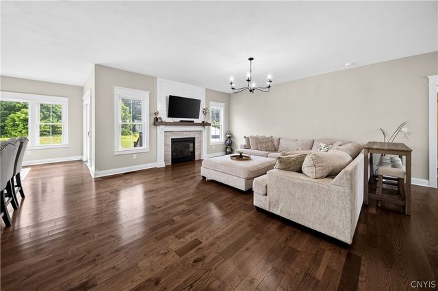 4534 Hollyshire, Clay, NY 13041