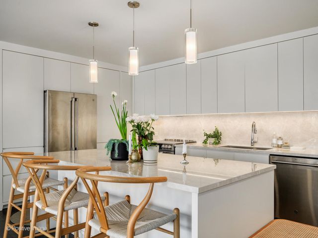 330 W Diversey Parkway 2701, Chicago, IL 60657