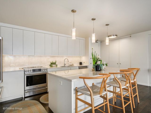 330 W Diversey Parkway 2701, Chicago, IL 60657