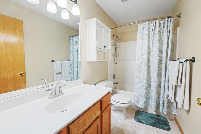 2033 S Crestline Ct, Wichita, KS 67209