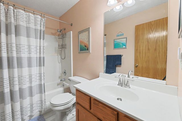 2033 S Crestline Ct, Wichita, KS 67209