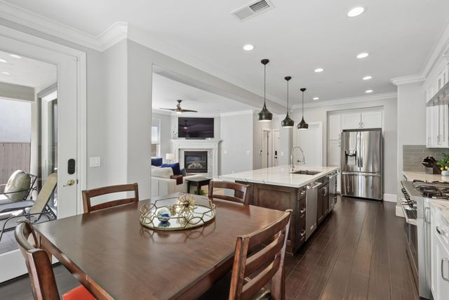 445 Westlake Dr, West Sacramento, CA 95605