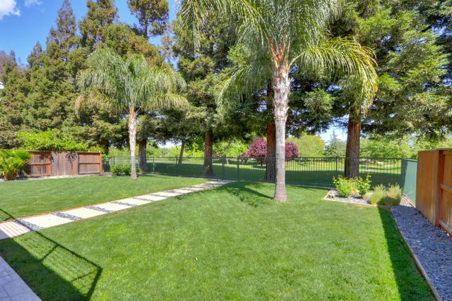 445 Westlake Dr, West Sacramento, CA 95605