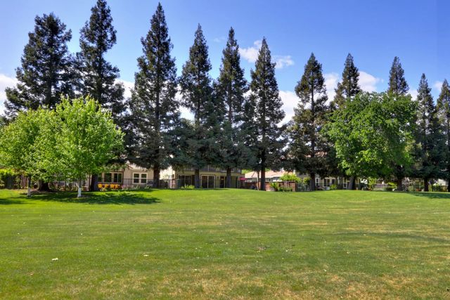 445 Westlake Dr, West Sacramento, CA 95605