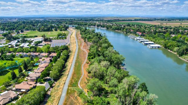 445 Westlake Dr, West Sacramento, CA 95605