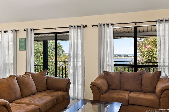 1021 Hillcrest Forest, Canyon Lake, TX 78133