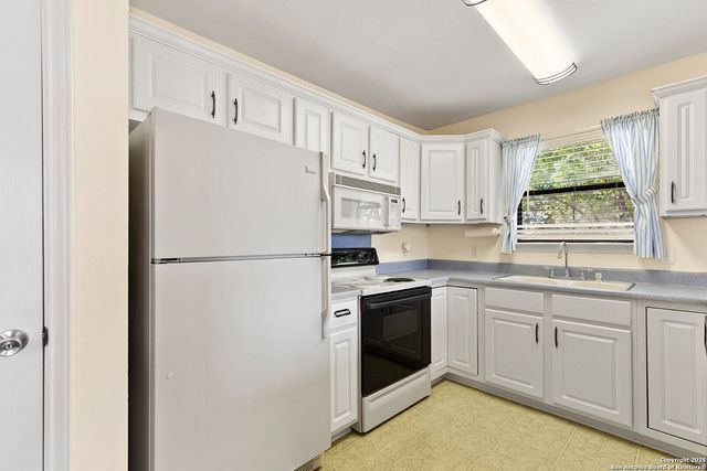 1021 Hillcrest Forest, Canyon Lake, TX 78133