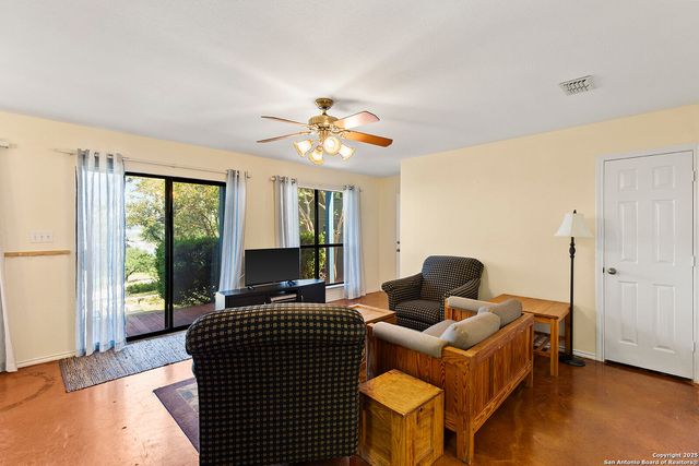 1021 Hillcrest Forest, Canyon Lake, TX 78133
