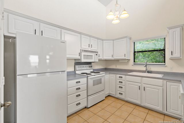 1021 Hillcrest Forest, Canyon Lake, TX 78133