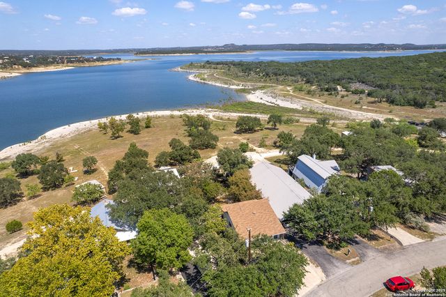 1021 Hillcrest Forest, Canyon Lake, TX 78133