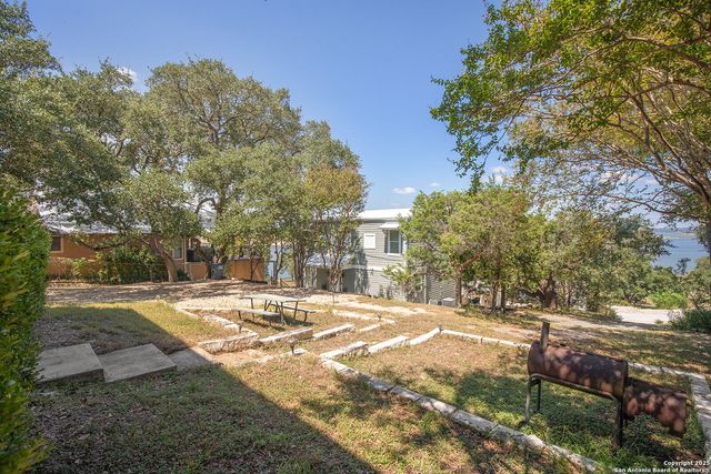 1021 Hillcrest Forest, Canyon Lake, TX 78133
