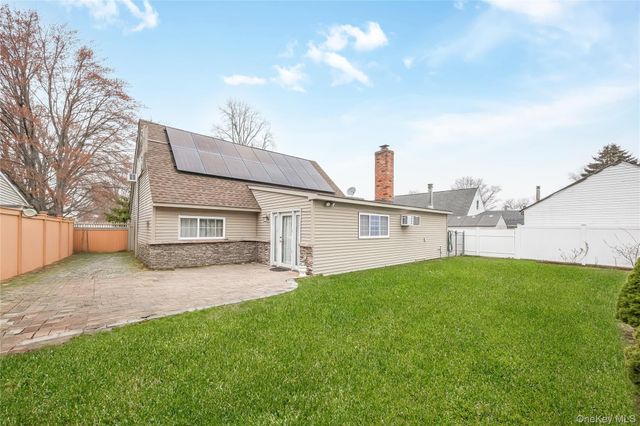 138 Rim Lane, Hicksville, NY 11801